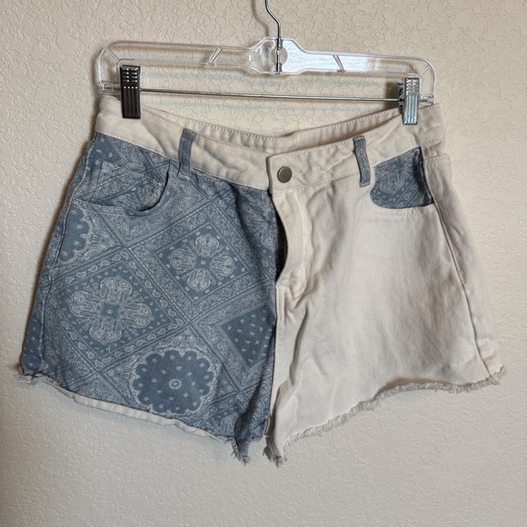 vestique Pants - Western Coastal Cowgirl Vestique Bandana Print Denim Shorts Large‎ Blue Cream